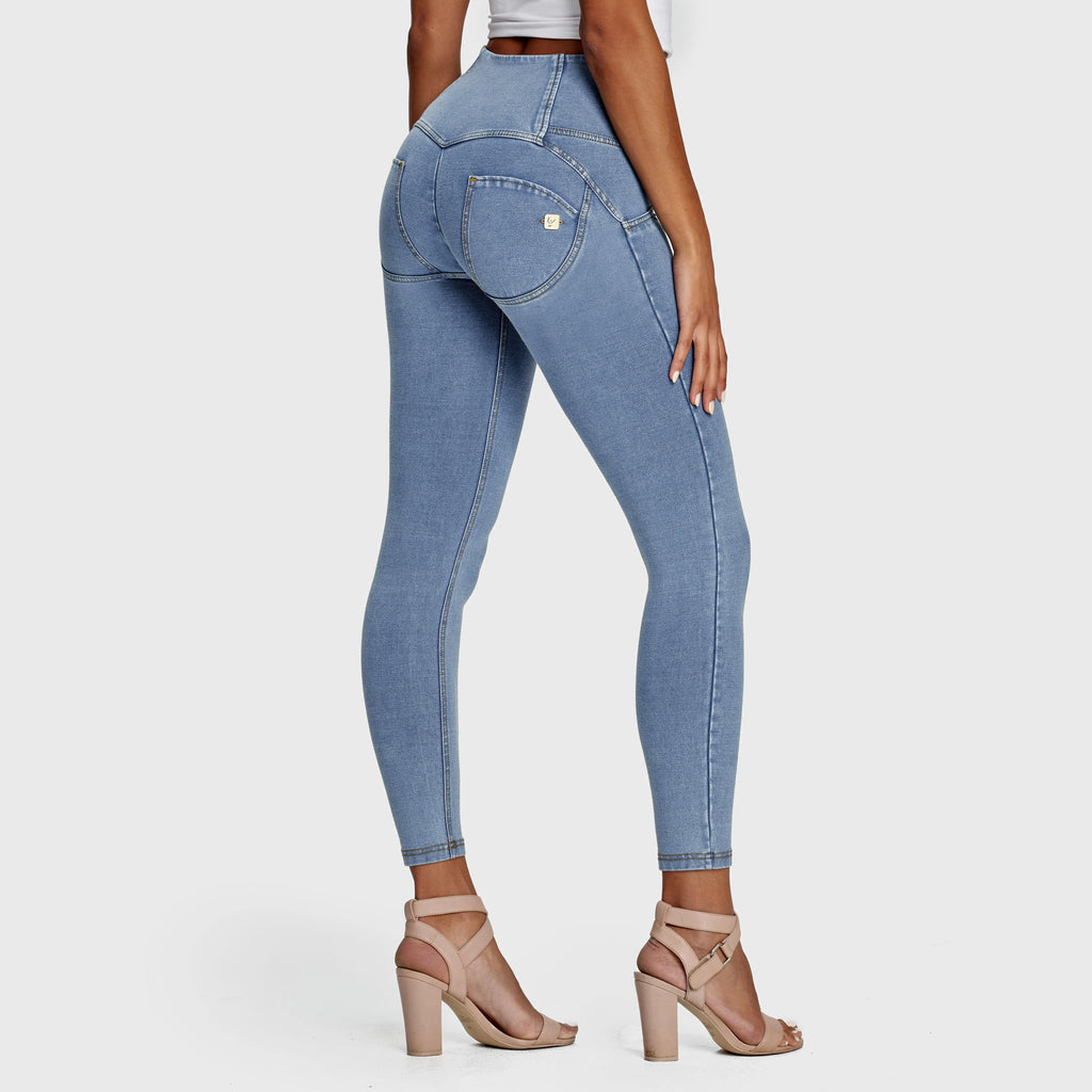 بنطال جينز WR.UP® - بثلاثة أزرار وخصر عالٍ - طول 7/8 - أزرق فاتح مع خياطة صفراء