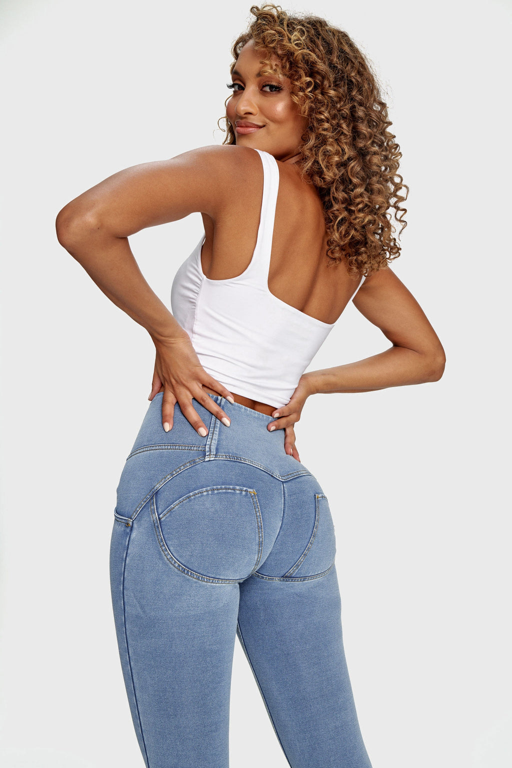 بنطال جينز WR.UP® - بثلاثة أزرار وخصر عالٍ - طول 7/8 - أزرق فاتح مع خياطة صفراء