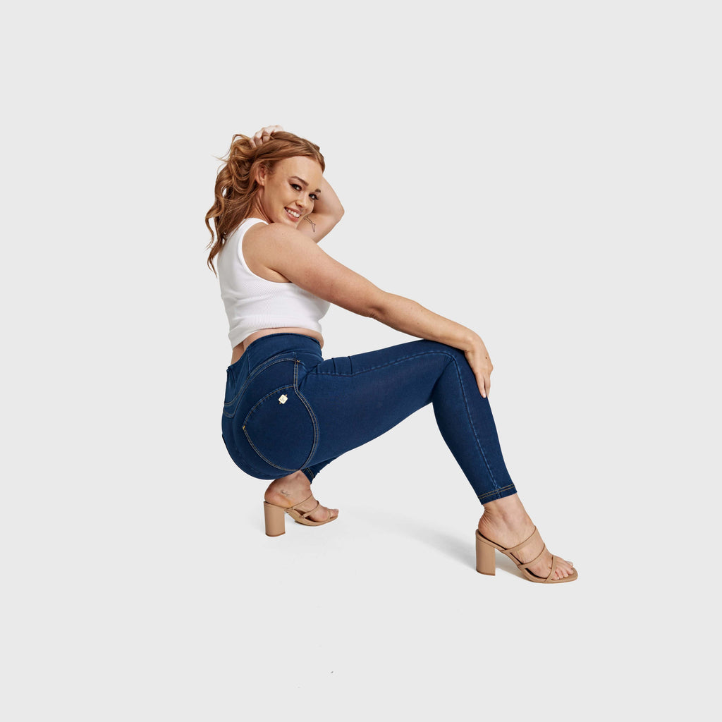 بنطال جينز WR.UP® Curvy - بسحاب وخصر عالٍ - طول 7/8 - أزرق داكن مع خياطة صفراء