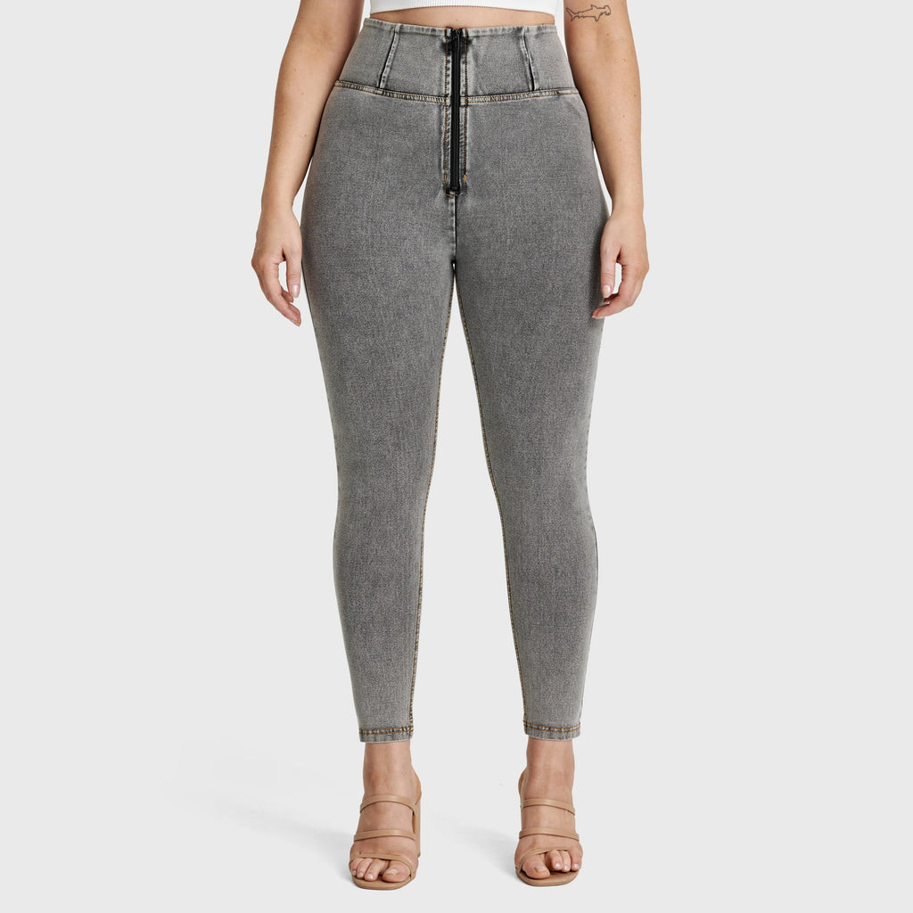 بنطال جينز WR.UP® Curvy - بسحاب وخصر عالٍ - طول 7/8 - رمادي مع خياطة صفراء