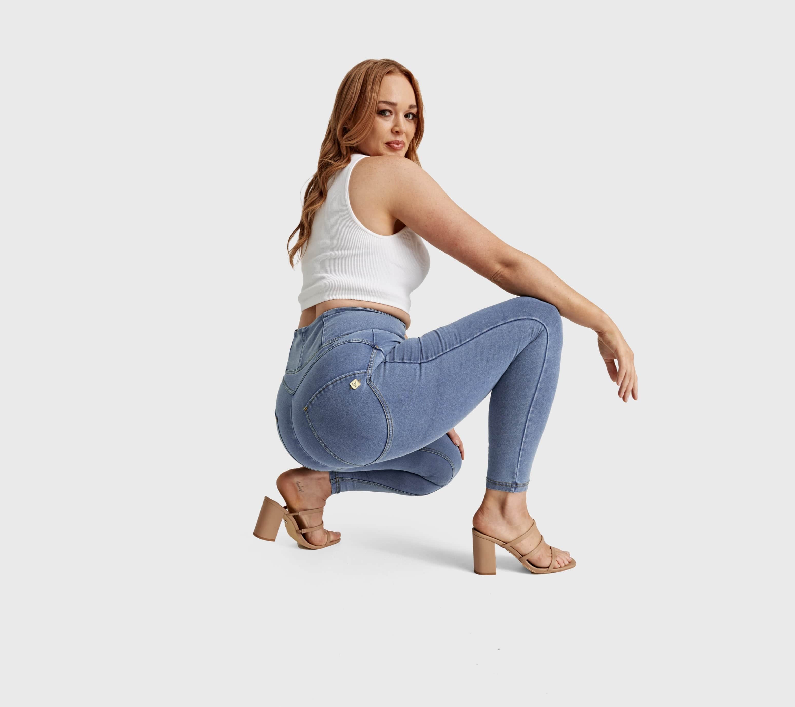 بنطال جينز WR.UP® Curvy - بسحاب وخصر عالٍ - طول 7/8 - أزرق فاتح مع خياطة صفراء