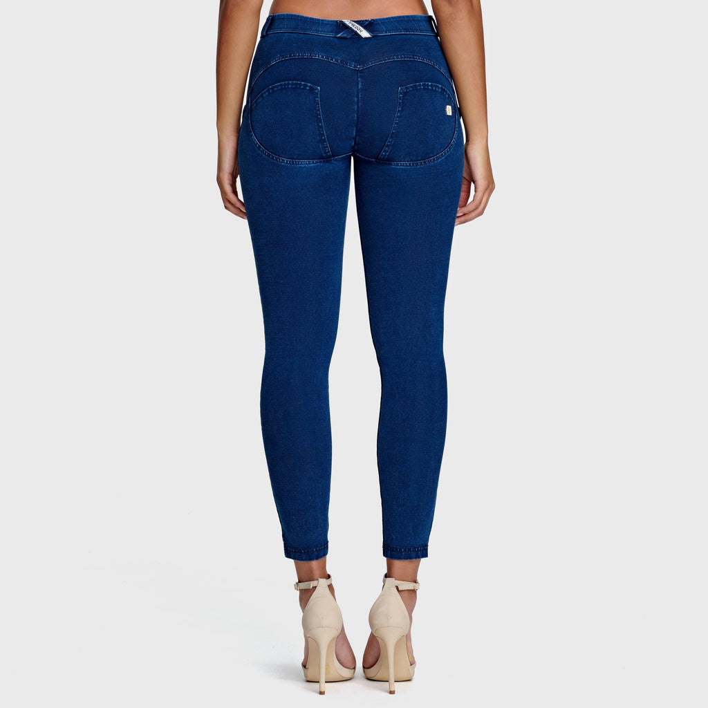 بنطال جينز WR.UP® - خصر متوسط ​​الارتفاع - طول 7/8 - أزرق داكن مع خياطة زرقاء