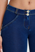 بنطال جينز WR.UP® - خصر متوسط ​​الارتفاع - طول 7/8 - أزرق داكن مع خياطة صفراء