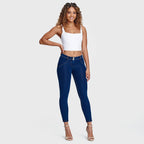 بنطال جينز WR.UP® - خصر متوسط ​​الارتفاع - طول 7/8 - أزرق داكن مع خياطة صفراء