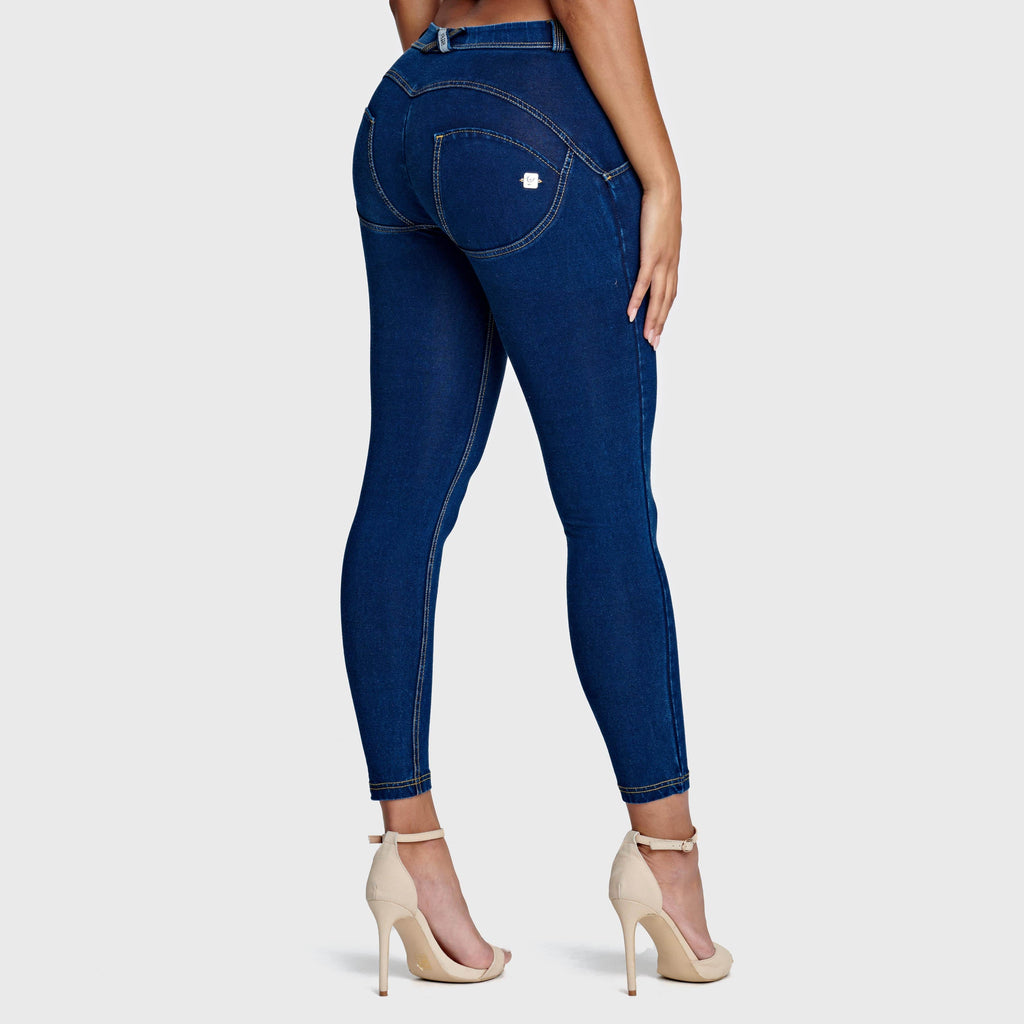 بنطال جينز WR.UP® - خصر متوسط ​​الارتفاع - طول 7/8 - أزرق داكن مع خياطة صفراء