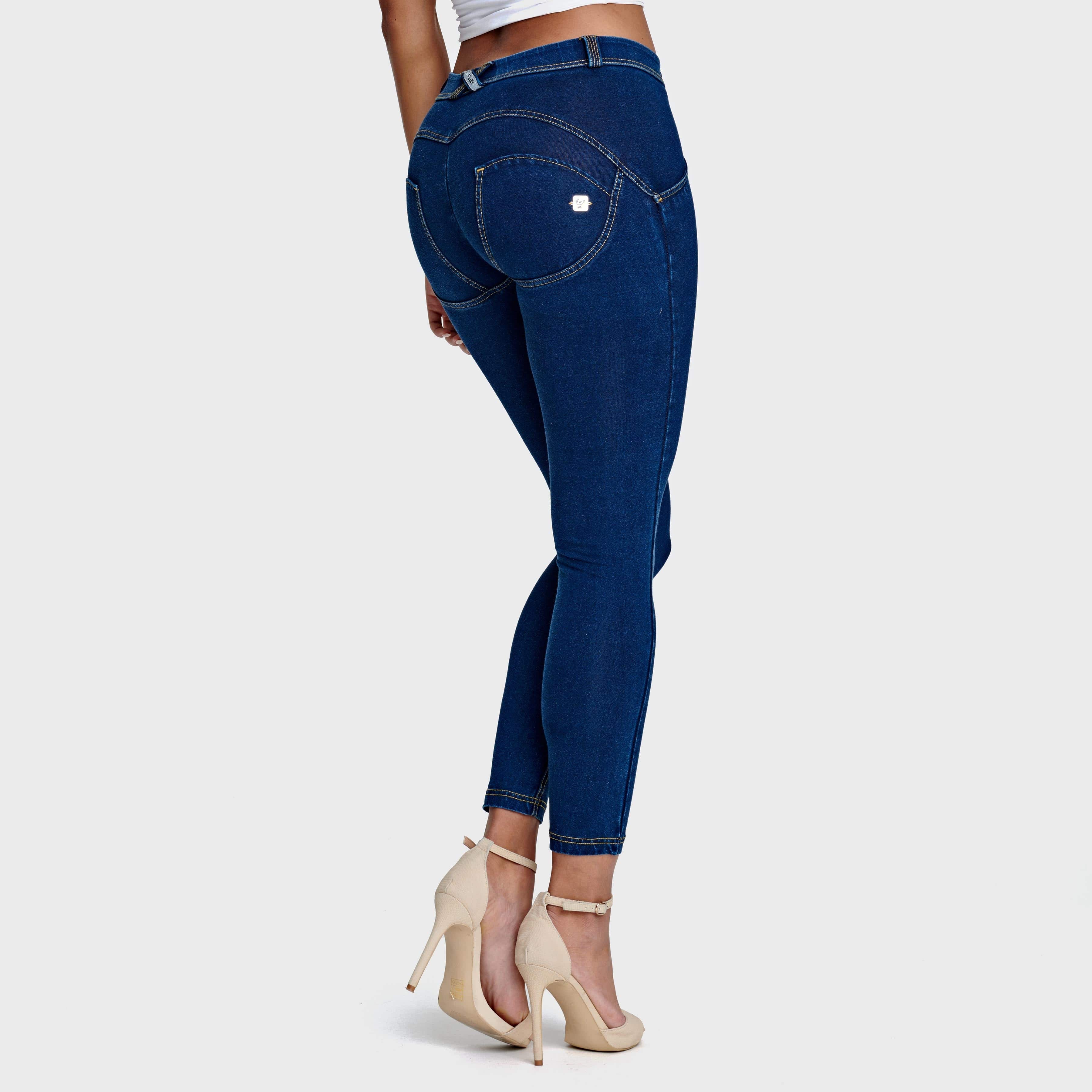 بنطال جينز WR.UP® - خصر متوسط ​​الارتفاع - طول 7/8 - أزرق داكن مع خياطة صفراء