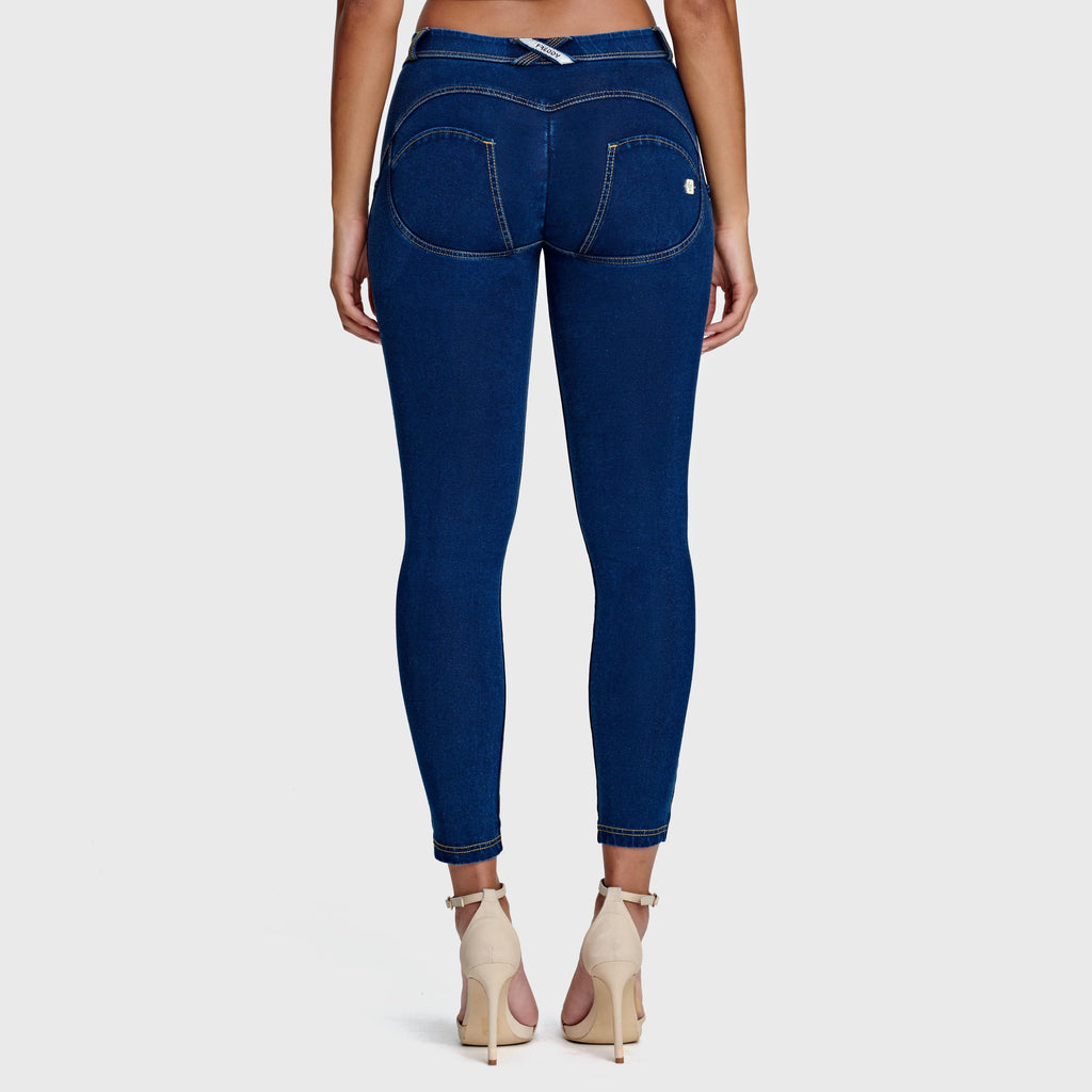 بنطال جينز WR.UP® - خصر متوسط ​​الارتفاع - طول 7/8 - أزرق داكن مع خياطة صفراء