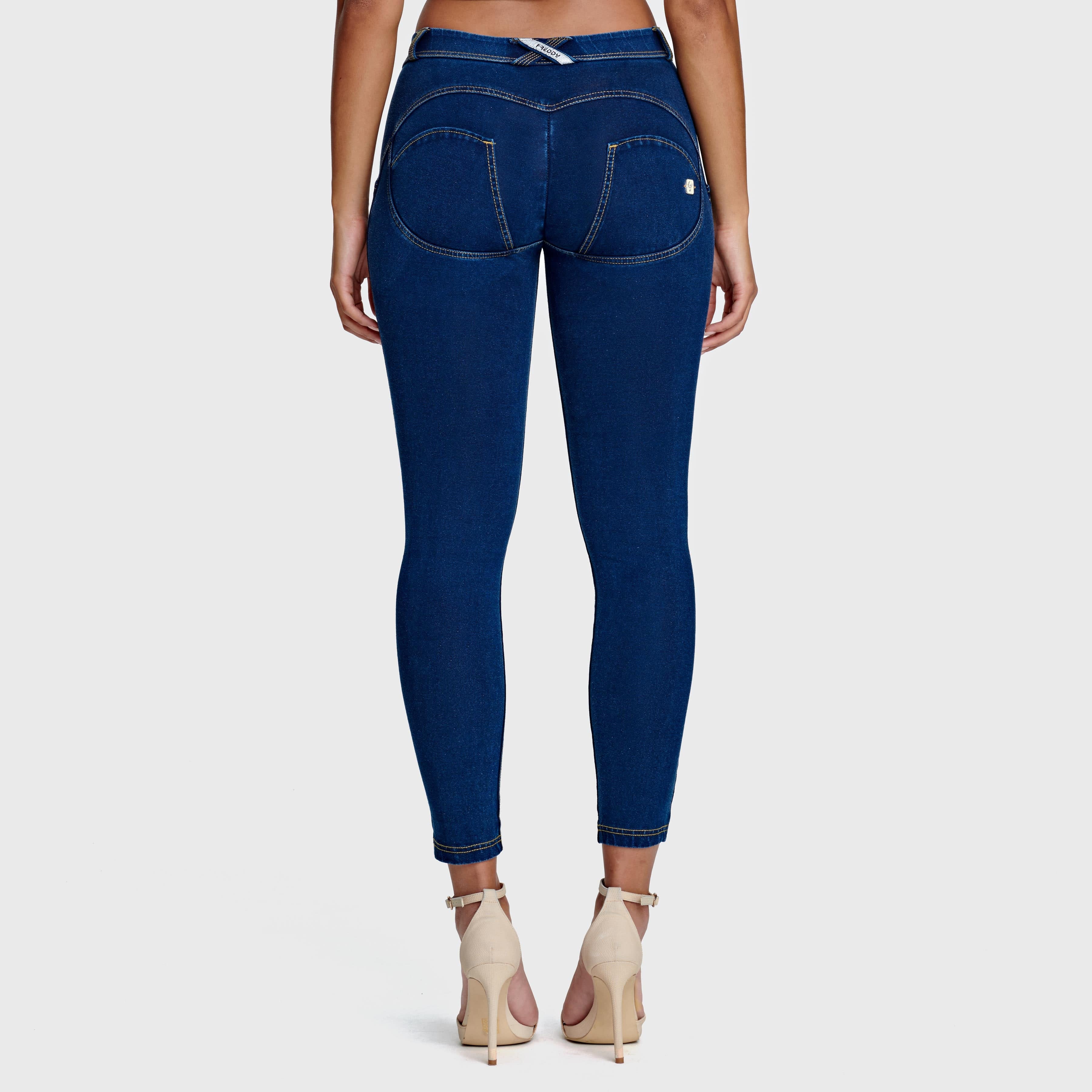 بنطال جينز WR.UP® - خصر متوسط ​​الارتفاع - طول 7/8 - أزرق داكن مع خياطة صفراء