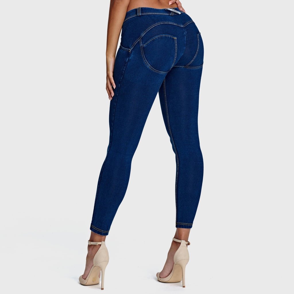 بنطال جينز WR.UP® - خصر متوسط ​​الارتفاع - طول 7/8 - أزرق داكن مع خياطة صفراء