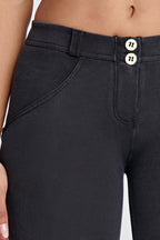 بنطال جينز WR.UP® - خصر متوسط ​​الارتفاع - طول 7/8 - أسود مع خياطة سوداء