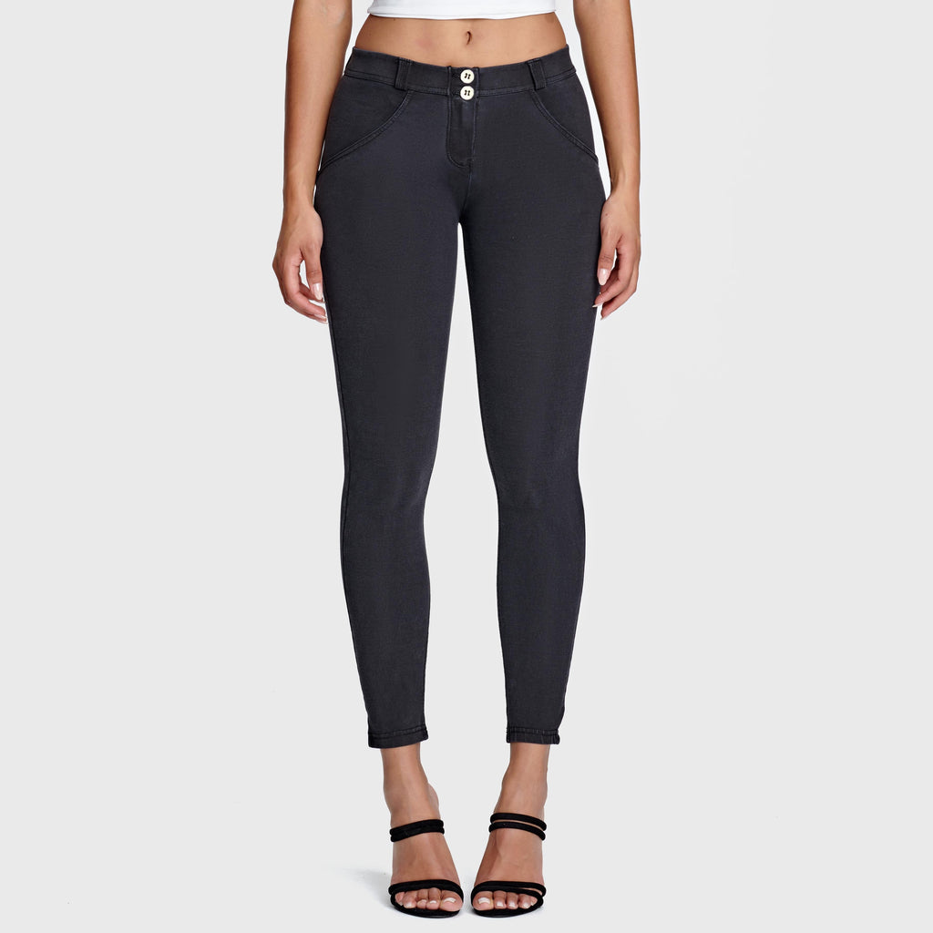 بنطال جينز WR.UP® - خصر متوسط ​​الارتفاع - طول 7/8 - أسود مع خياطة سوداء