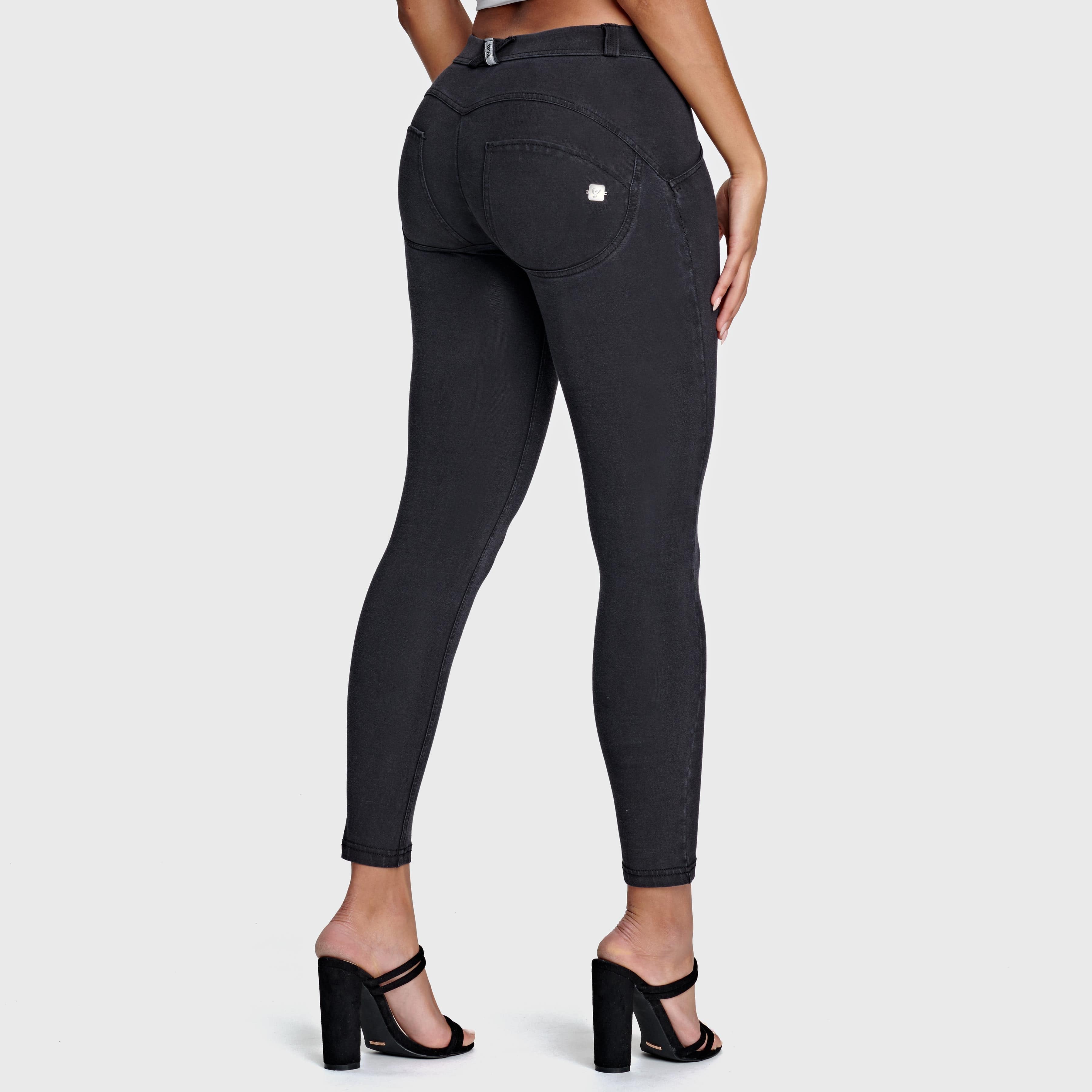 بنطال جينز WR.UP® - خصر متوسط ​​الارتفاع - طول 7/8 - أسود مع خياطة سوداء