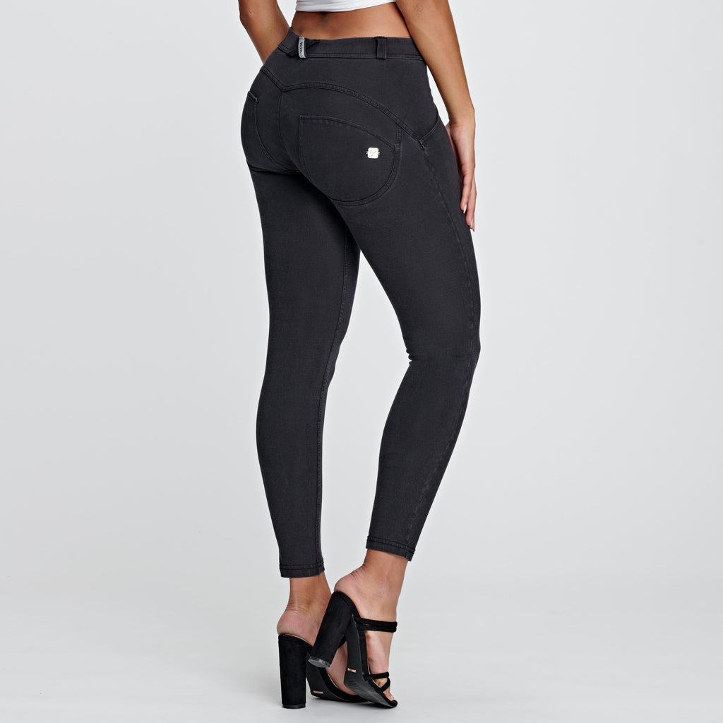 بنطال جينز WR.UP® - خصر متوسط ​​الارتفاع - طول 7/8 - أسود مع خياطة سوداء