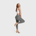 بنطال جينز WR.UP® Curvy - خصر مرتفع - طول 7/8 - رمادي مع خياطة صفراء
