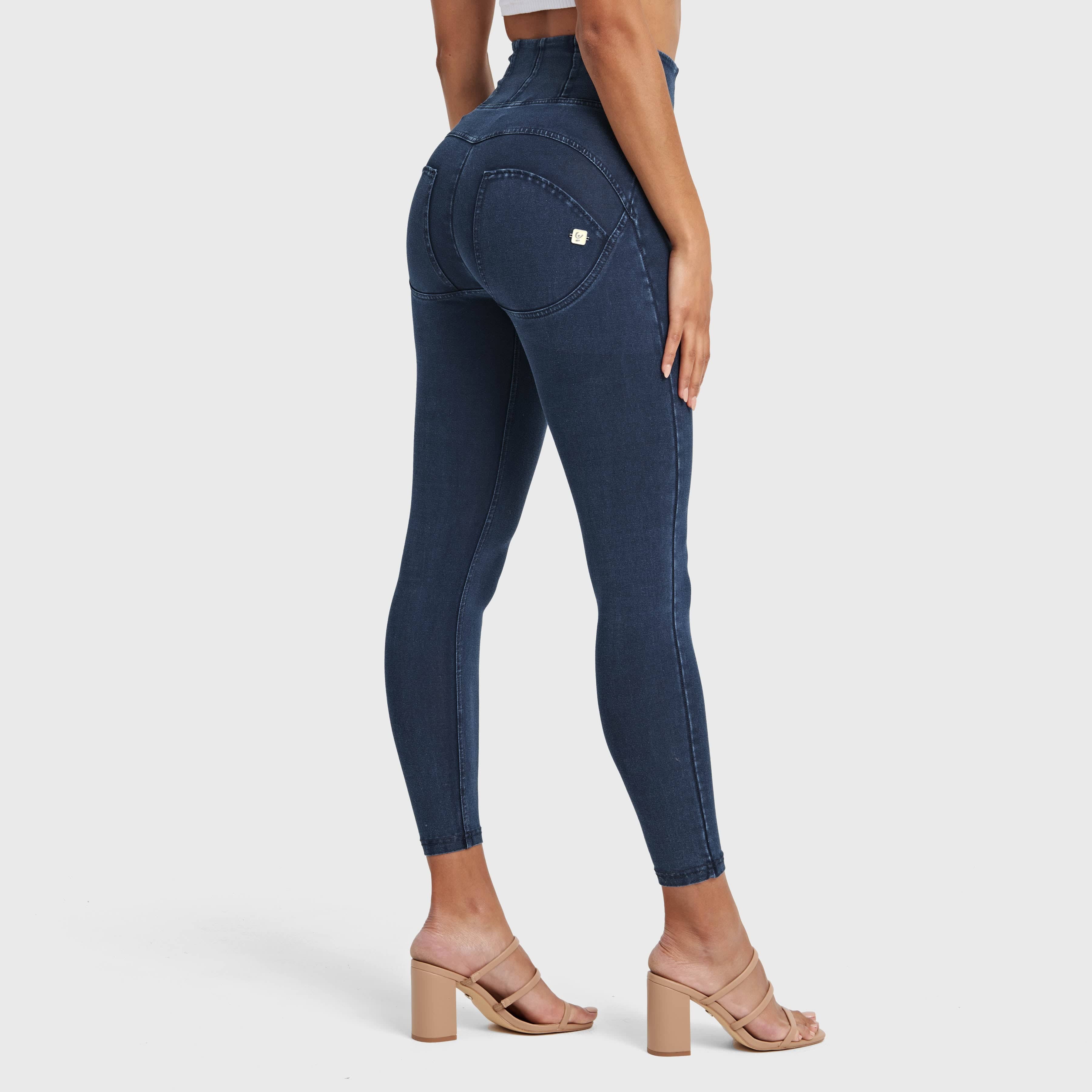 بنطال جينز WR.UP® بجيوب أمامية - خصر مرتفع للغاية - طول 7/8 - أزرق داكن مع خياطة زرقاء