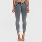 بنطال جينز WR.UP® - خصر متوسط ​​الارتفاع - طول 7/8 - رمادي مع خياطة صفراء 