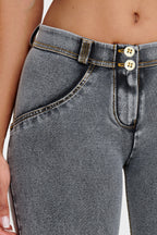 بنطال جينز WR.UP® - خصر متوسط ​​الارتفاع - طول 7/8 - رمادي مع خياطة صفراء 