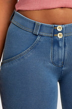 بنطال جينز WR.UP® - خصر متوسط ​​الارتفاع - طول 7/8 - أزرق فاتح مع خياطة صفراء