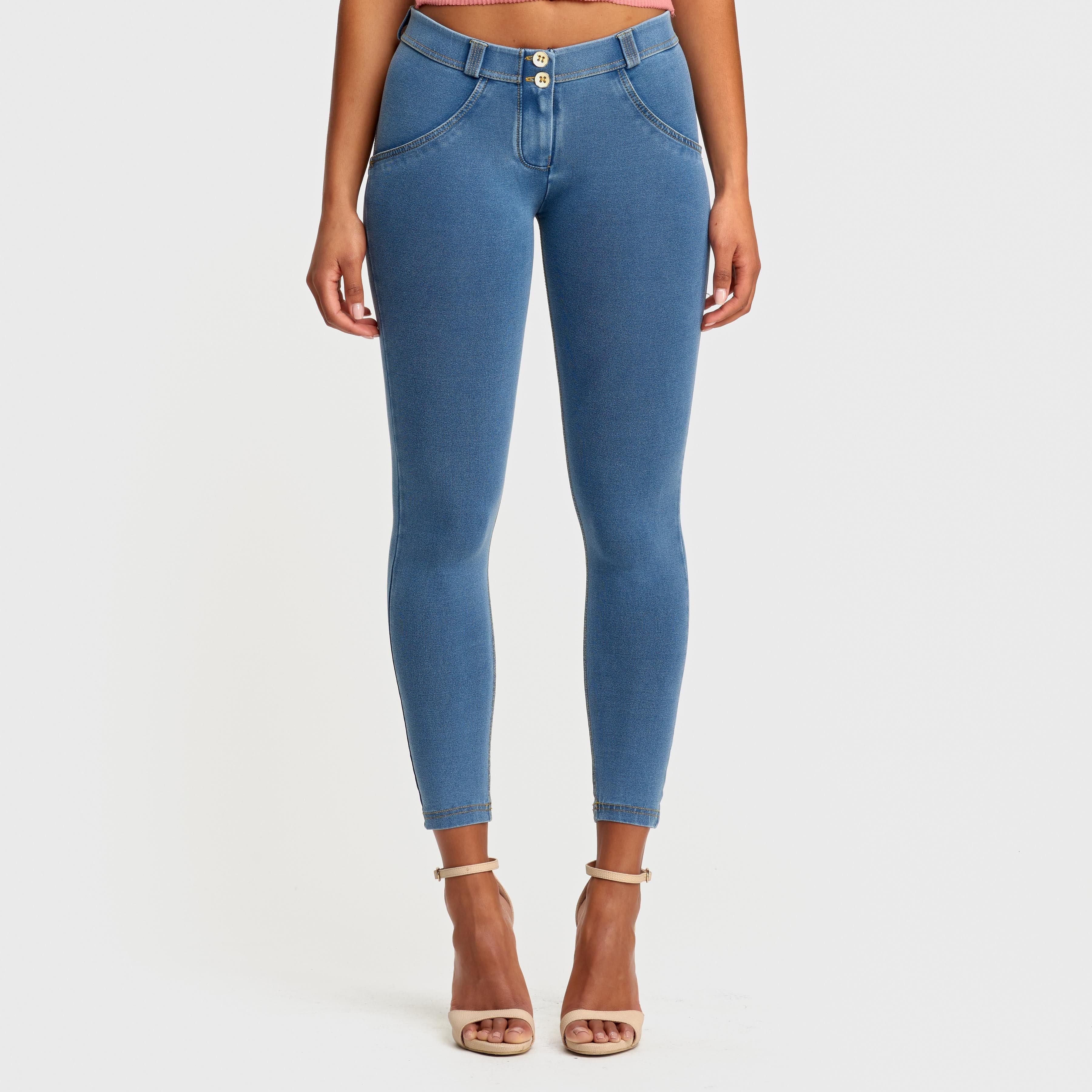 بنطال جينز WR.UP® - خصر متوسط ​​الارتفاع - طول 7/8 - أزرق فاتح مع خياطة صفراء