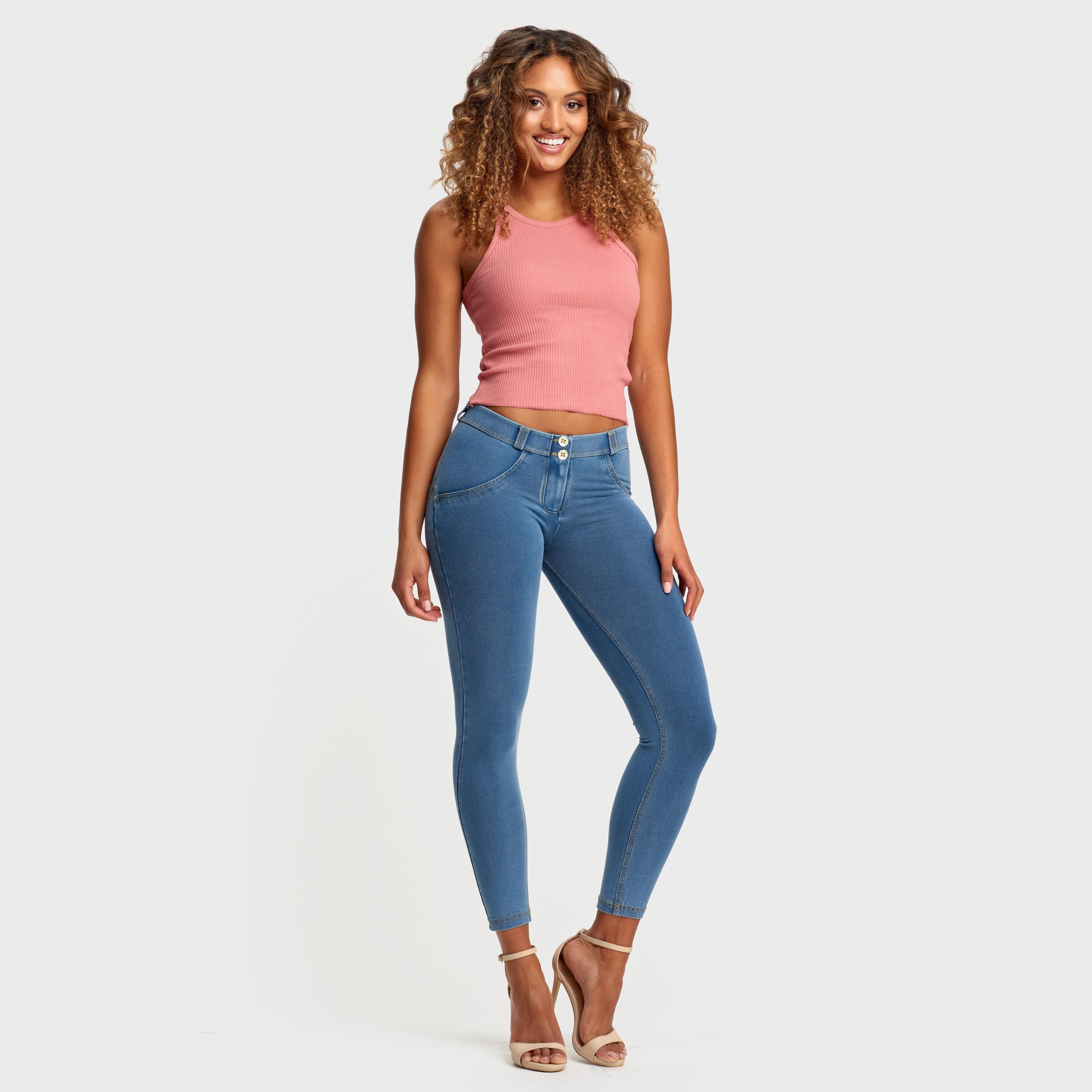 بنطال جينز WR.UP® - خصر متوسط ​​الارتفاع - طول 7/8 - أزرق فاتح مع خياطة صفراء