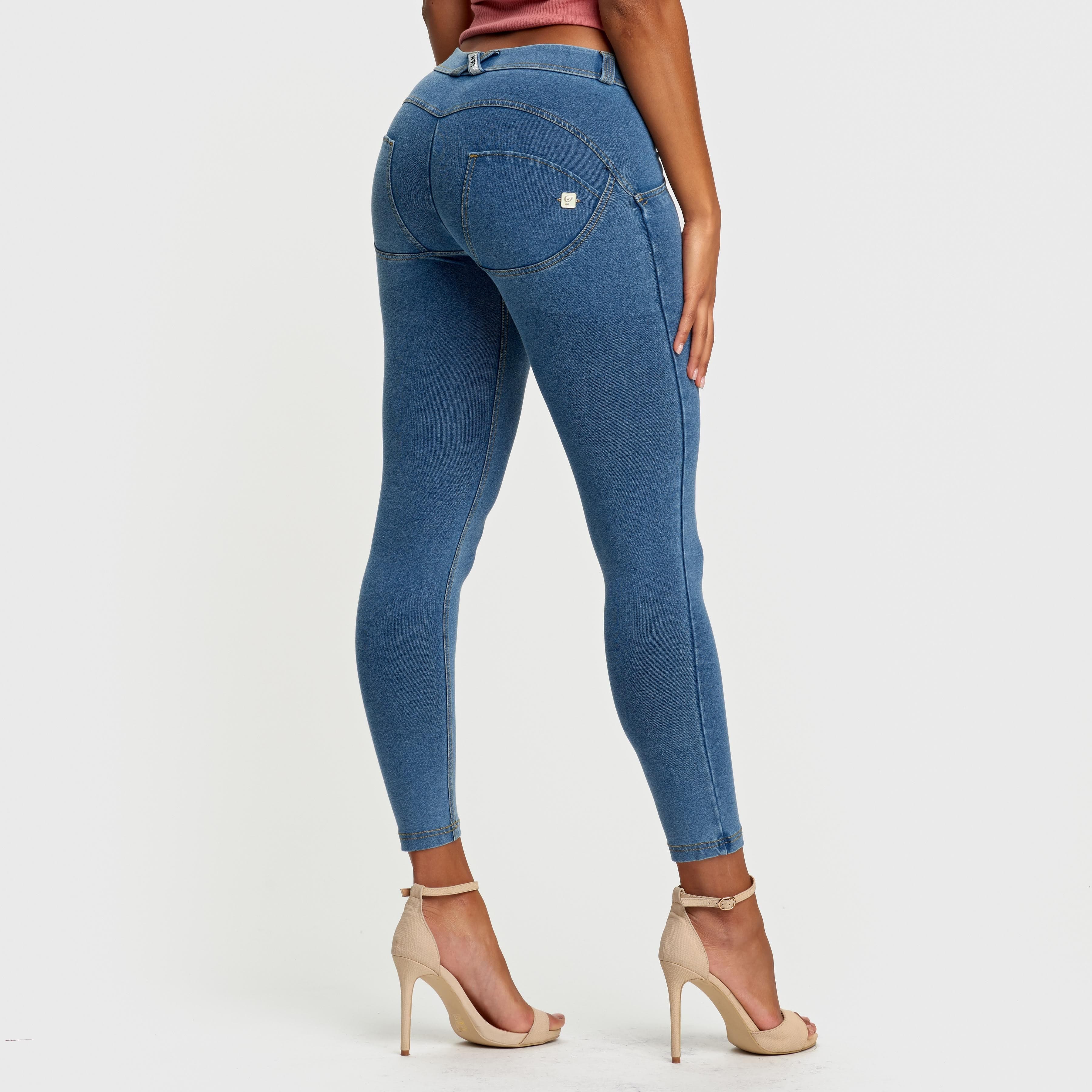 بنطال جينز WR.UP® - خصر متوسط ​​الارتفاع - طول 7/8 - أزرق فاتح مع خياطة صفراء