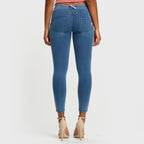 بنطال جينز WR.UP® - خصر متوسط ​​الارتفاع - طول 7/8 - أزرق فاتح مع خياطة صفراء