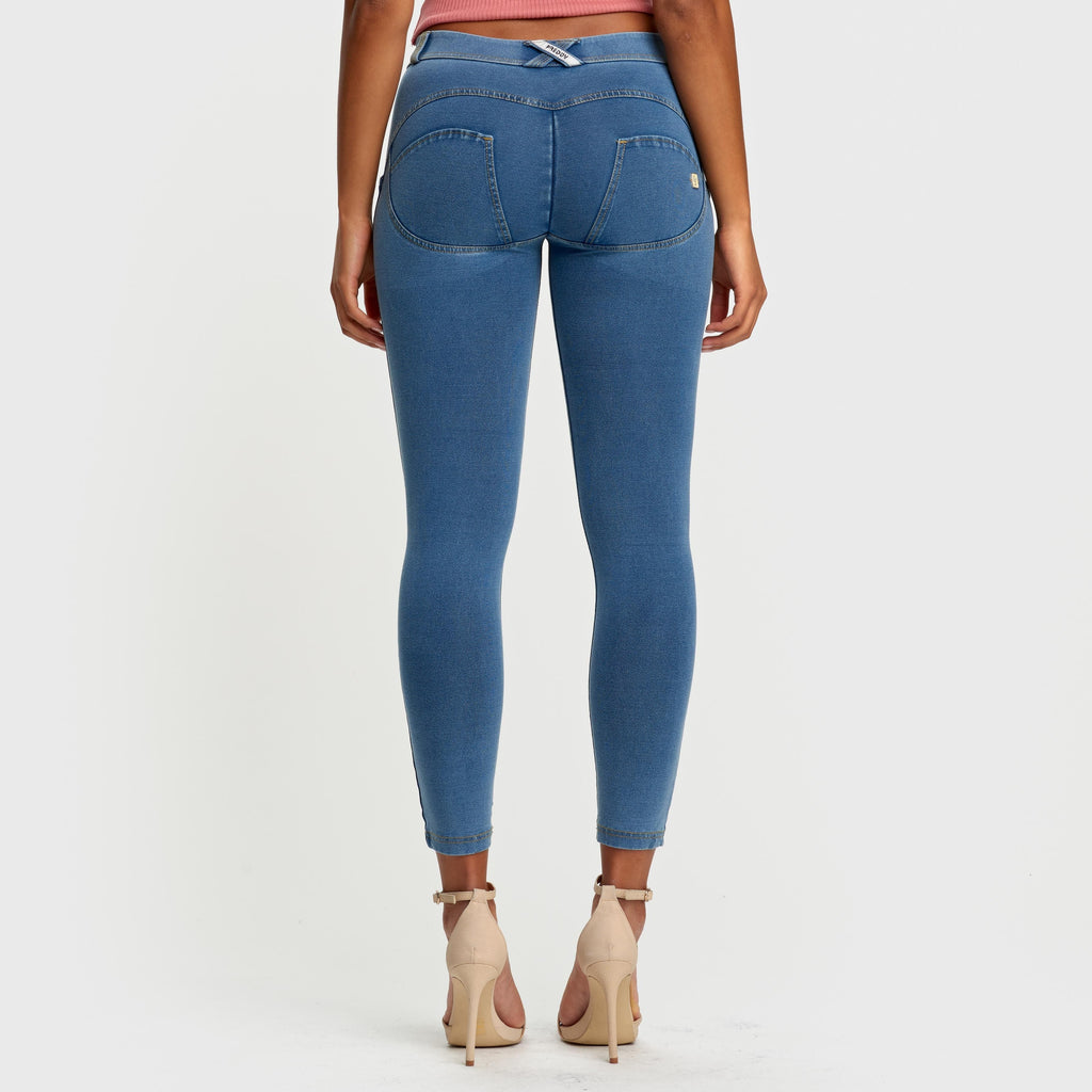 بنطال جينز WR.UP® - خصر متوسط ​​الارتفاع - طول 7/8 - أزرق فاتح مع خياطة صفراء