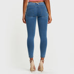 بنطال جينز WR.UP® - خصر متوسط ​​الارتفاع - طول 7/8 - أزرق فاتح مع خياطة صفراء