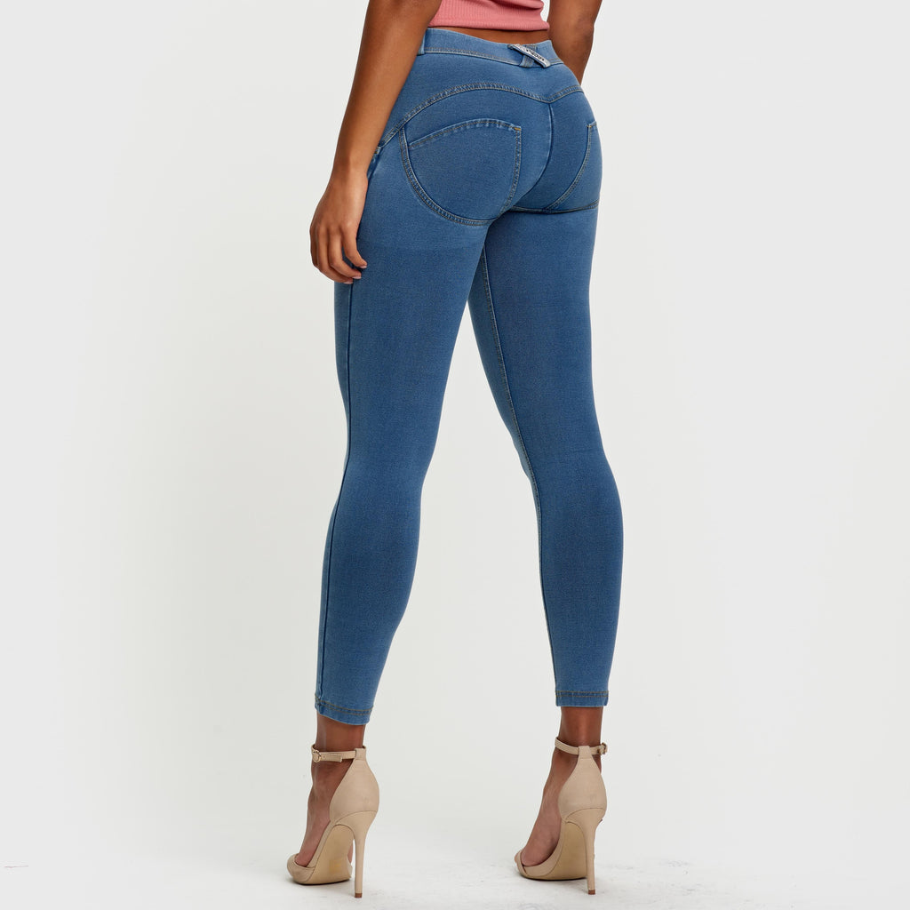 بنطال جينز WR.UP® - خصر متوسط ​​الارتفاع - طول 7/8 - أزرق فاتح مع خياطة صفراء