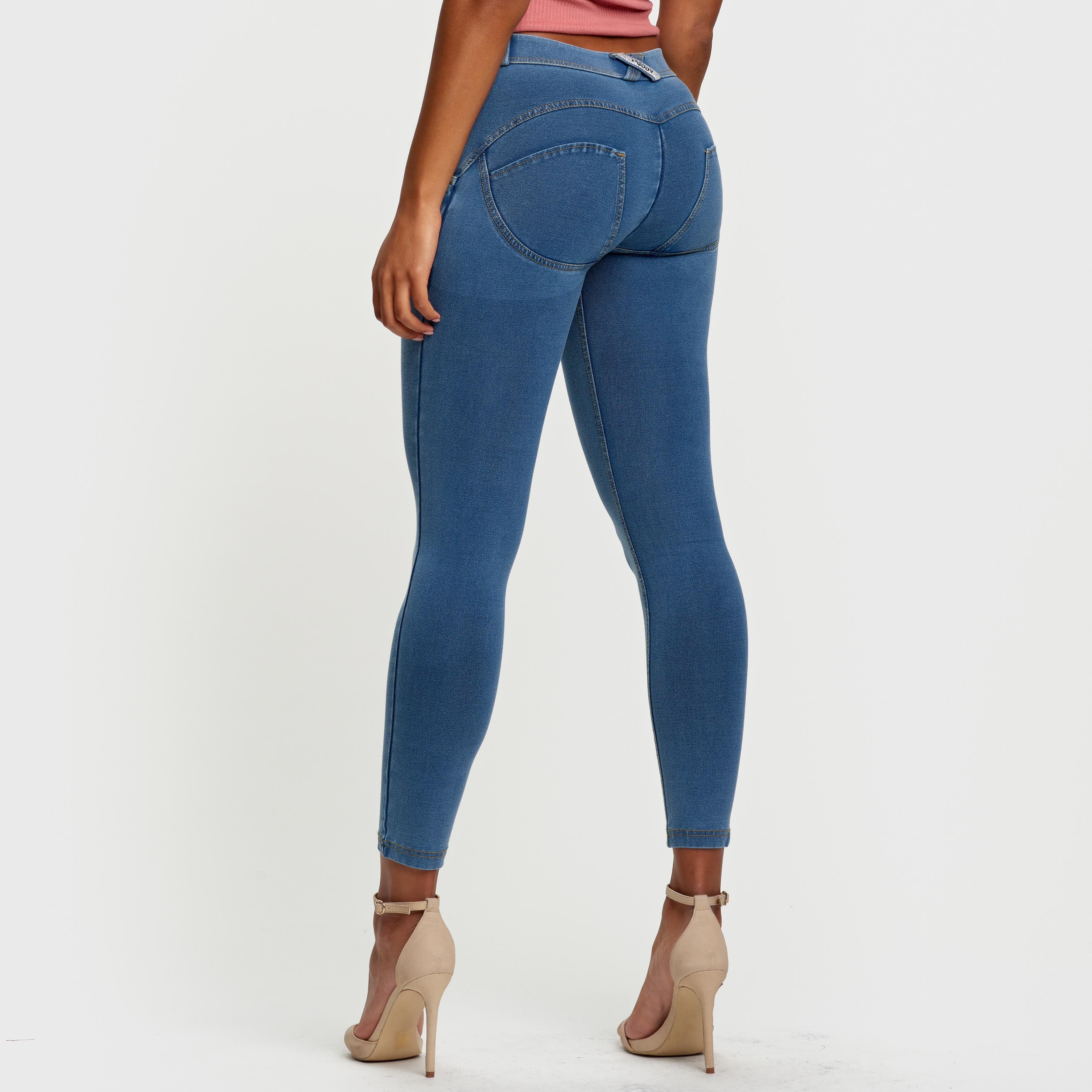 بنطال جينز WR.UP® - خصر متوسط ​​الارتفاع - طول 7/8 - أزرق فاتح مع خياطة صفراء