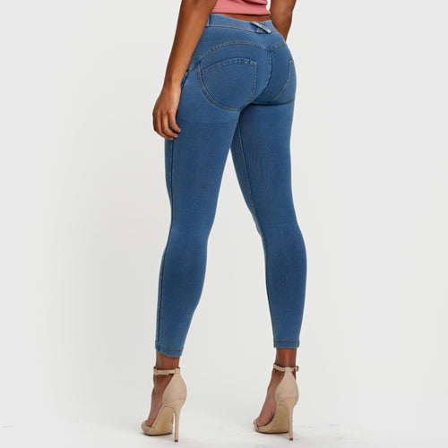 بنطال جينز WR.UP® - خصر متوسط ​​الارتفاع - طول 7/8 - أزرق فاتح مع خياطة صفراء