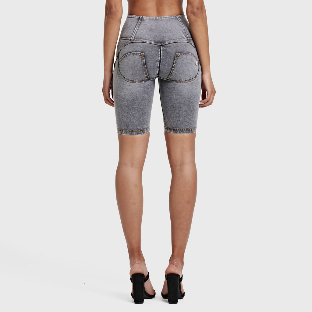 شورت جينز ممزق من WR.UP® - خصر عالٍ - شورت رياضي - رمادي + خياطة صفراء