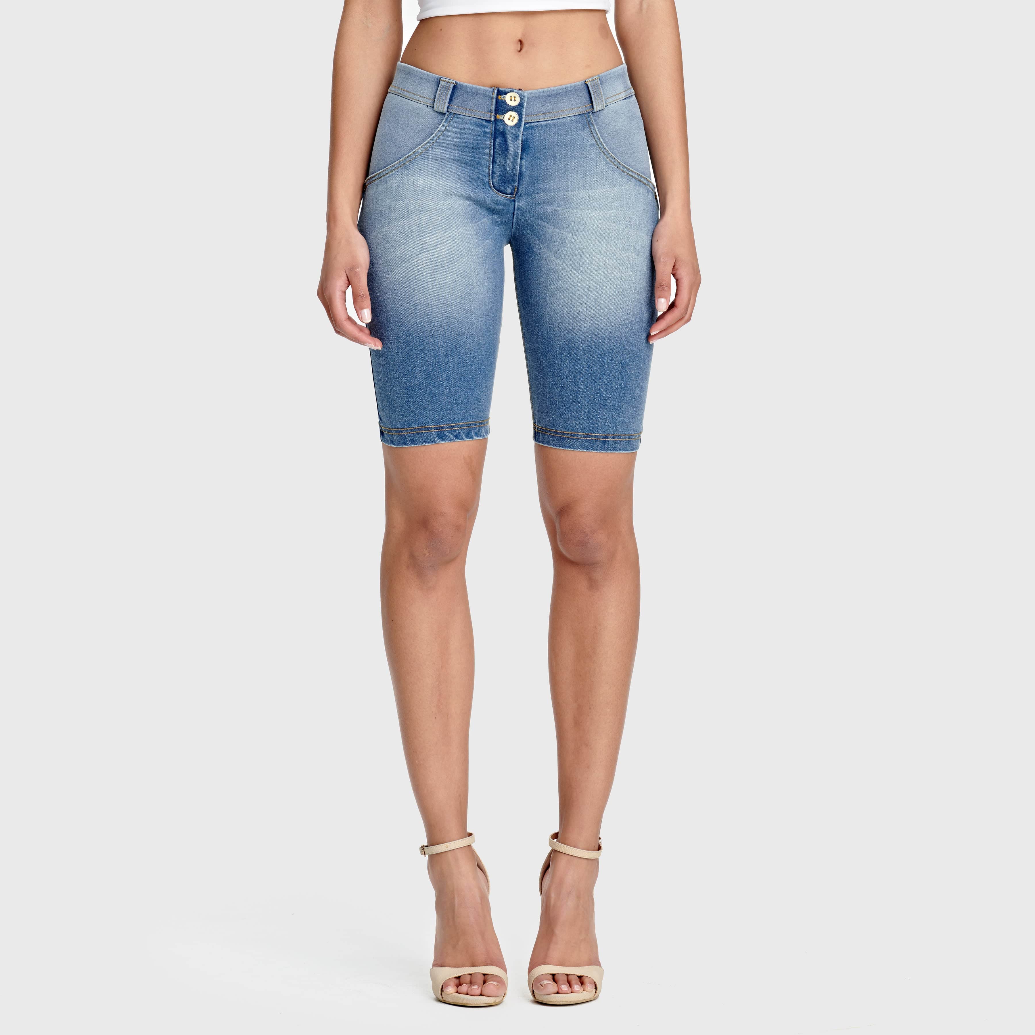 شورت جينز WR.UP® - خصر متوسط ​​الارتفاع - شورت رياضي - أزرق فاتح مع خياطة صفراء