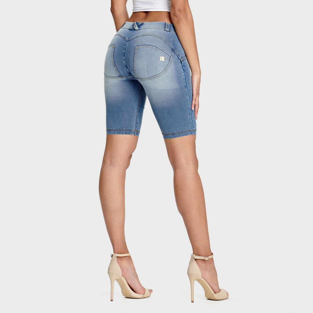 شورت جينز WR.UP® - خصر متوسط ​​الارتفاع - شورت رياضي - أزرق فاتح مع خياطة صفراء