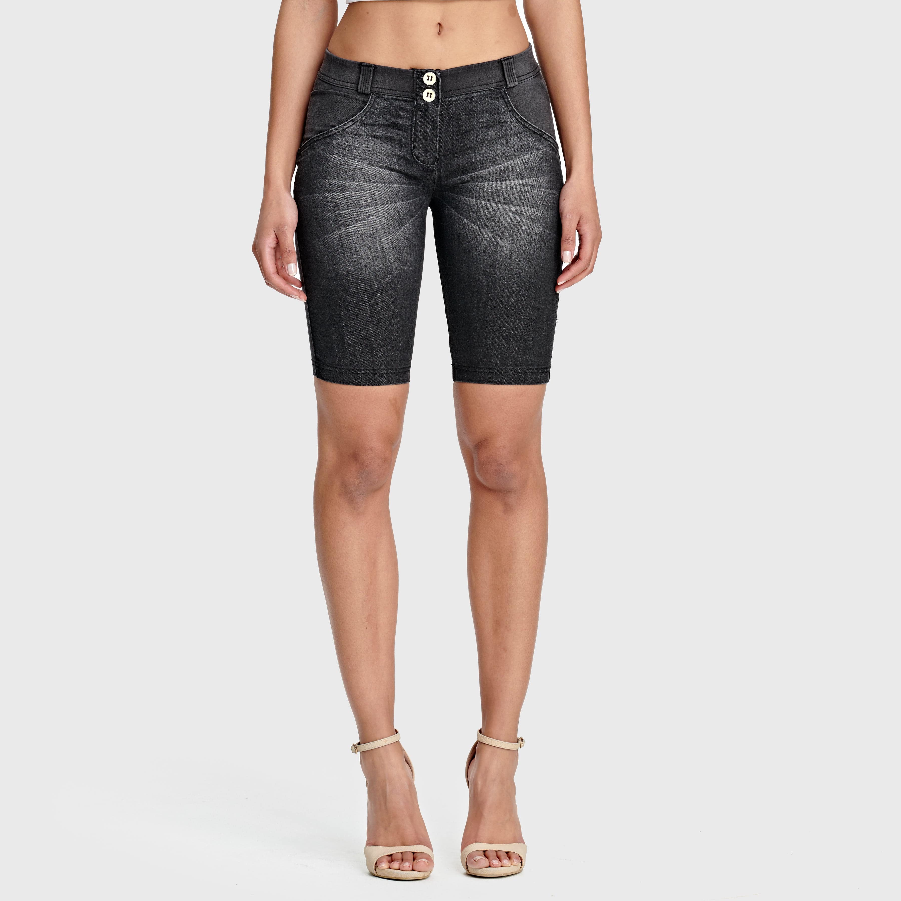 شورت جينز WR.UP® - خصر متوسط ​​الارتفاع - شورت رياضي - أسود مع خياطة سوداء 