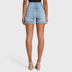 شورت جينز ضيق من WR.UP® - بثلاثة أزرار وخصر عالٍ - لون أزرق فاتح مع خياطة صفراء