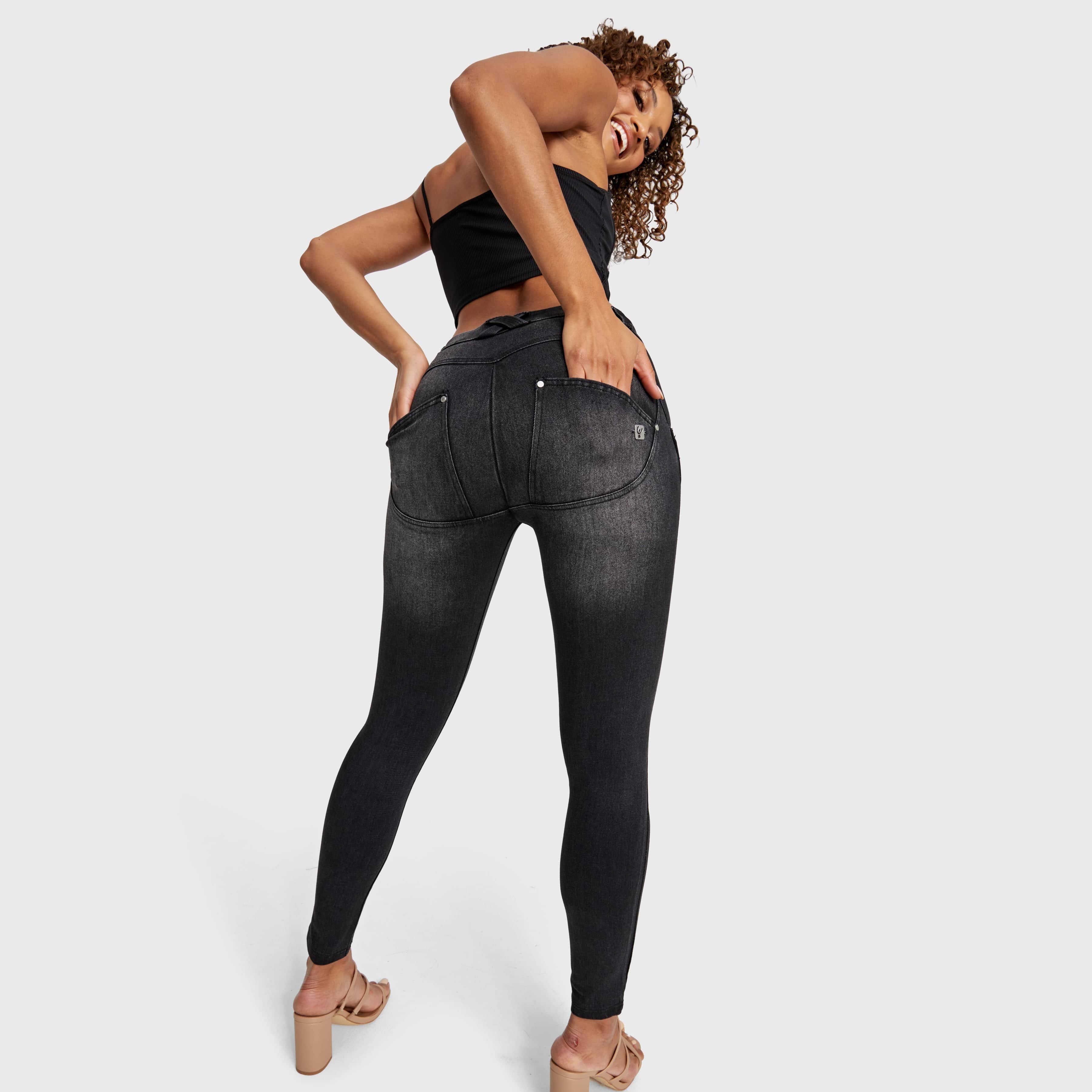 بنطلون جينز ضيق من WR.UP® - خصر متوسط ​​الارتفاع - طول كامل - أسود مع خياطة سوداء