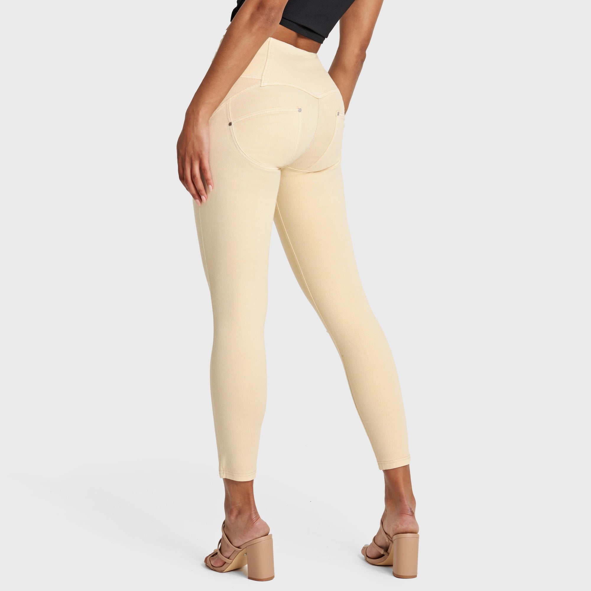 WR.UP® Snug Distressed Jeans - High Waisted - 7/8 Length - Beige