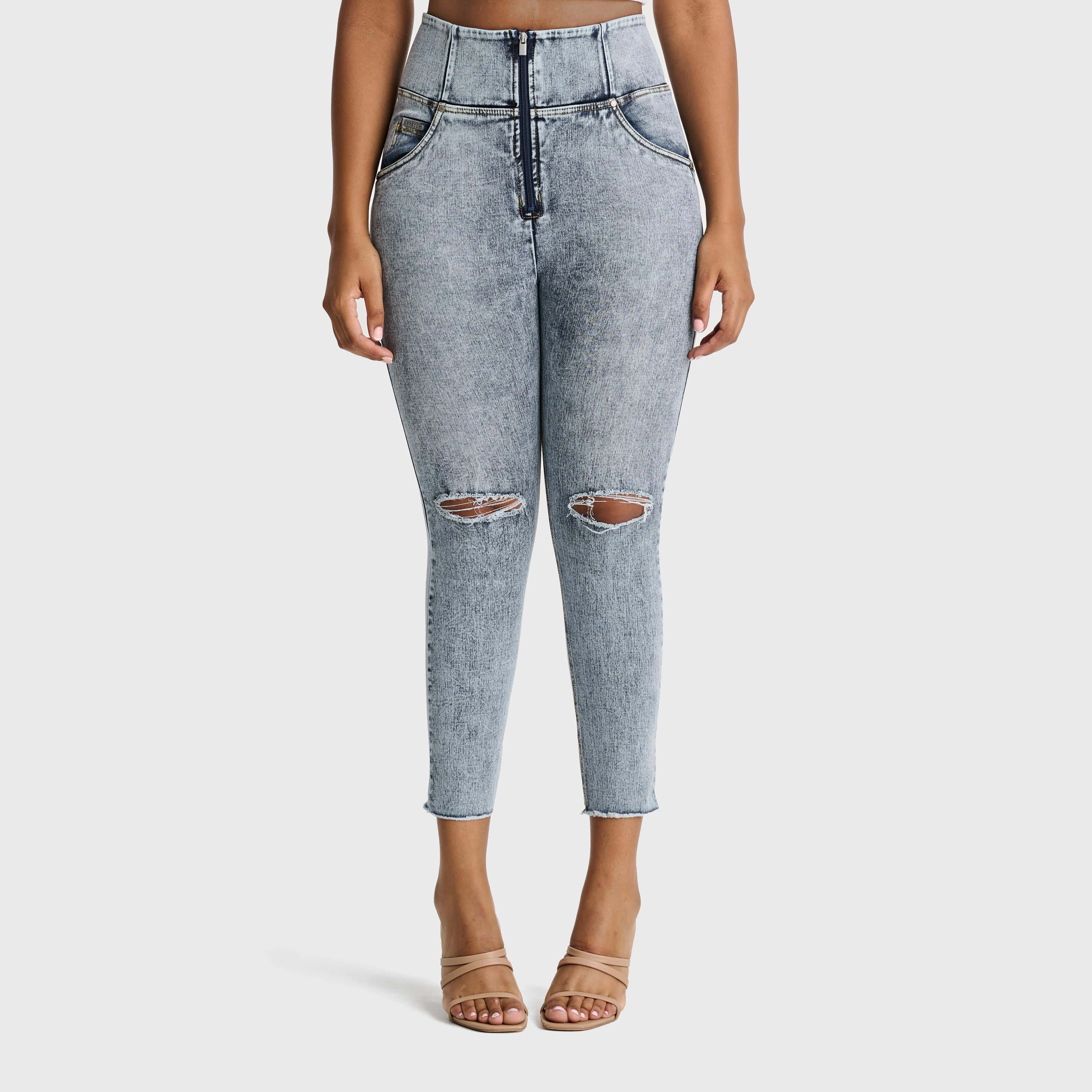 بنطلون جينز ممزق ضيق من WR.UP® - خصر مرتفع - طول 7/8 - لون أزرق فاتح مع خياطة صفراء