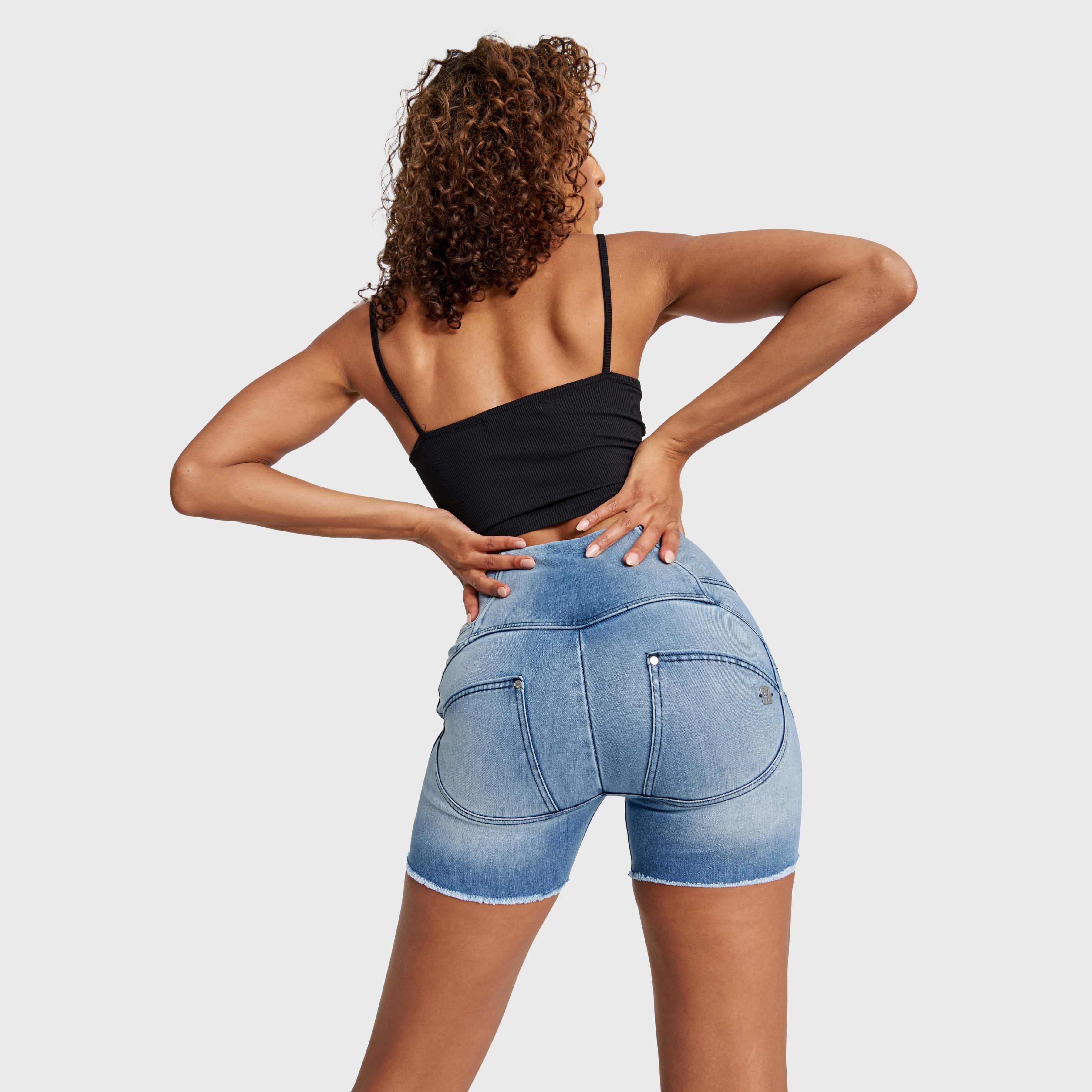 شورت جينز ضيق من WR.UP® - بثلاثة أزرار وخصر عالٍ - لون أزرق فاتح مع خياطة زرقاء