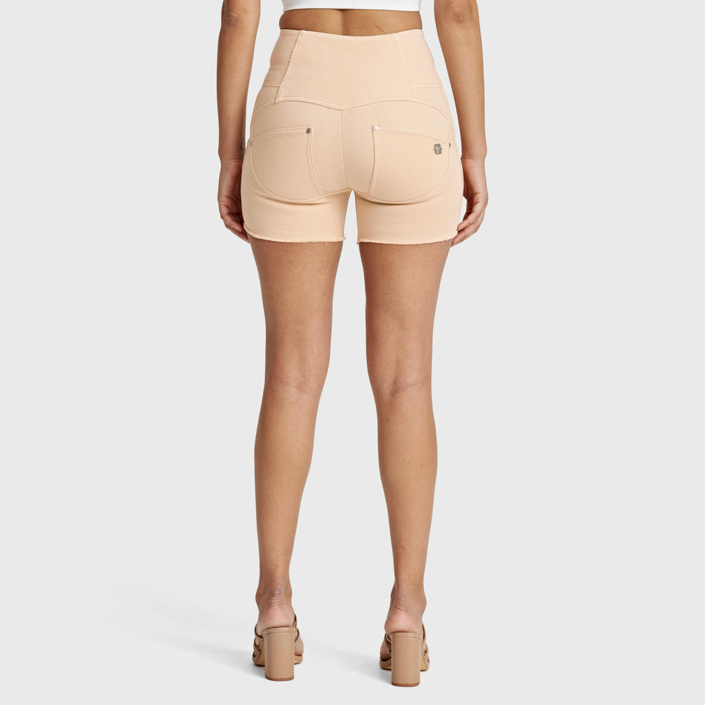 شورت جينز ضيق من WR.UP® - بثلاثة أزرار وخصر عالٍ - بيج