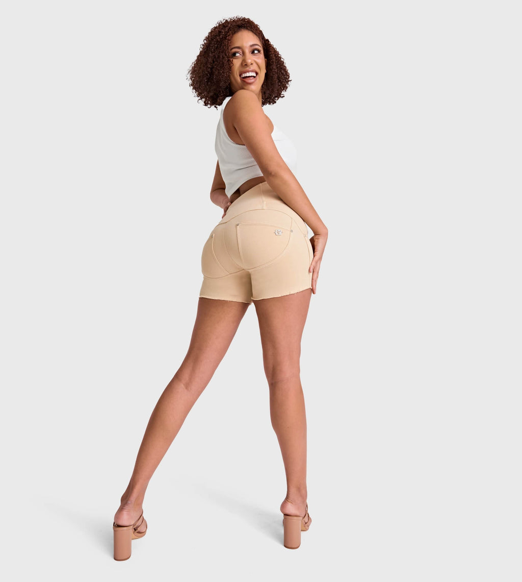 شورت جينز ضيق من WR.UP® - بثلاثة أزرار وخصر عالٍ - بيج