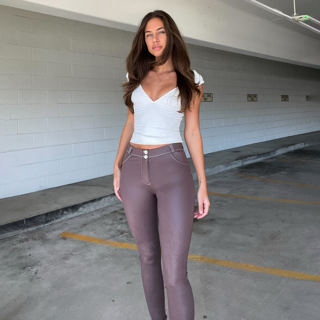 WR.UP® جلد صناعي لامع - خصر مرتفع بزرين - طول كامل - بني شوكولاتة