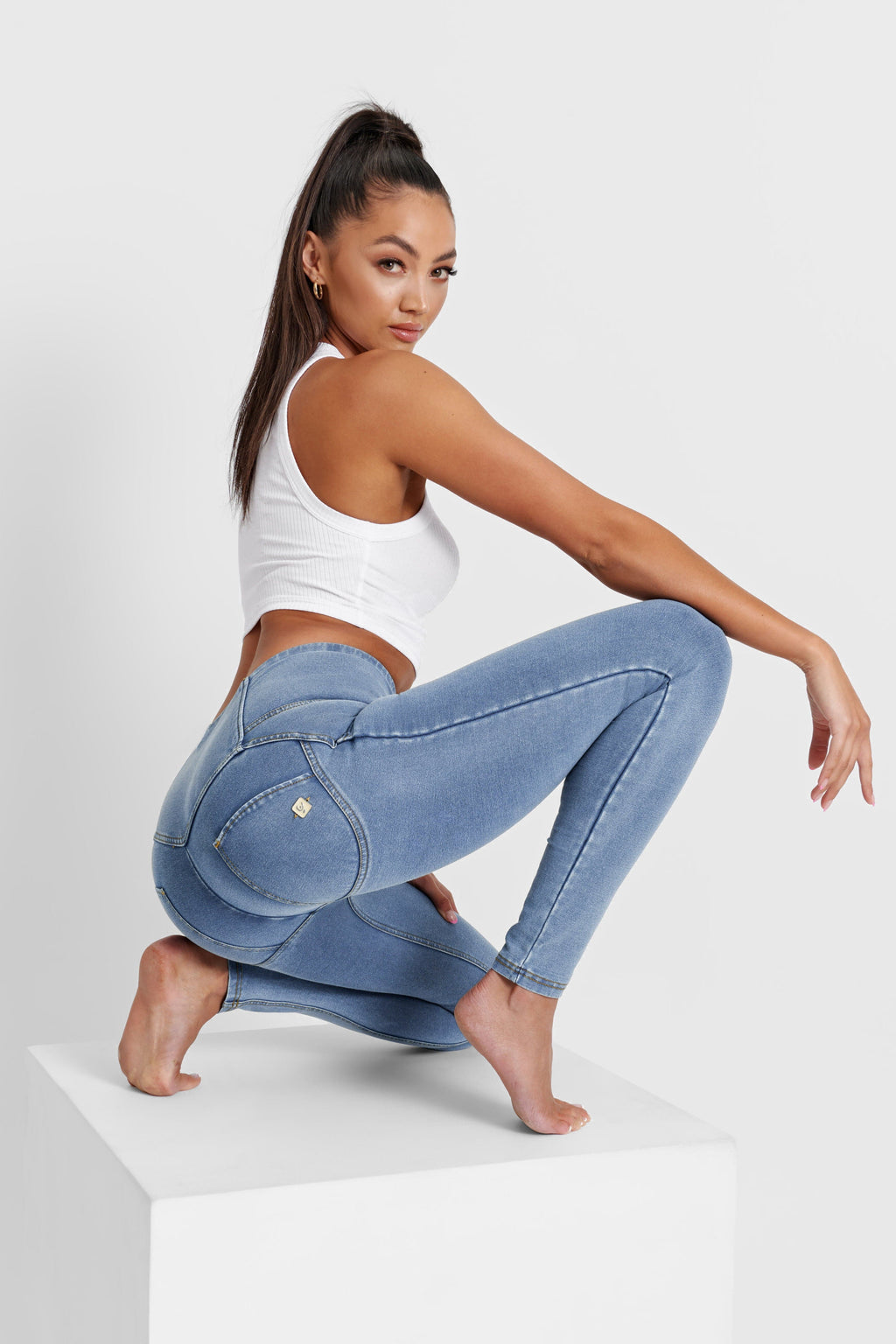 بنطال جينز WR.UP® - بثلاثة أزرار وخصر عالٍ - طول كامل - أزرق فاتح مع خياطة صفراء