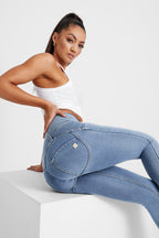 بنطال جينز WR.UP® - بثلاثة أزرار وخصر عالٍ - طول كامل - أزرق فاتح مع خياطة صفراء