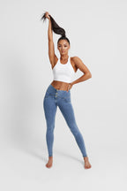 بنطال جينز WR.UP® - بثلاثة أزرار وخصر عالٍ - طول كامل - أزرق فاتح مع خياطة صفراء