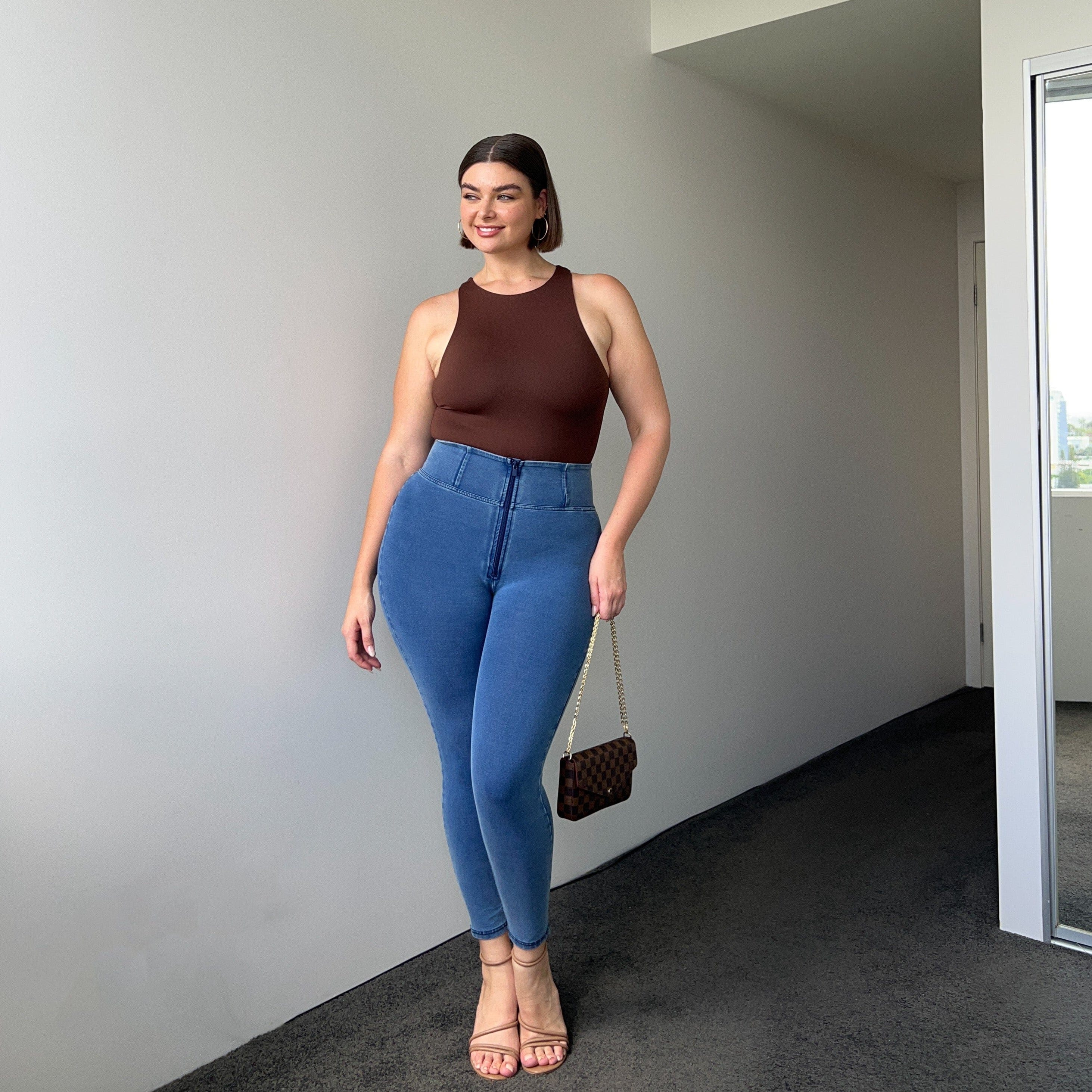 بنطال جينز WR.UP® Curvy - بسحاب وخصر عالٍ - طول 7/8 - أزرق فاتح مع خياطة زرقاء