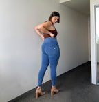 بنطال جينز WR.UP® Curvy - بسحاب وخصر عالٍ - طول كامل - أزرق فاتح مع خياطة زرقاء