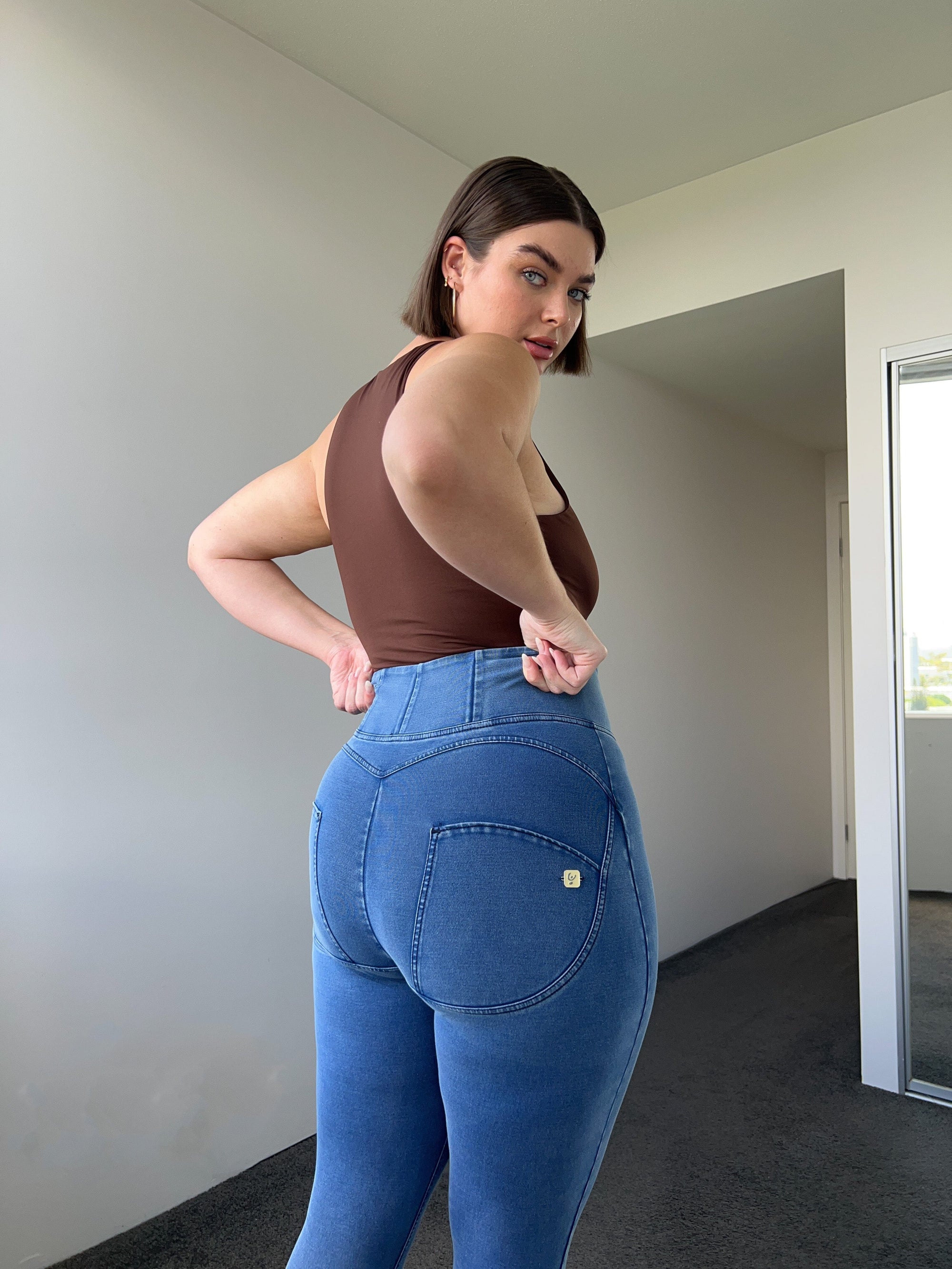 WR.UP® Curvy Denim - Zip High Waisted - 7/8 Length - Light Blue + Blue Stitching