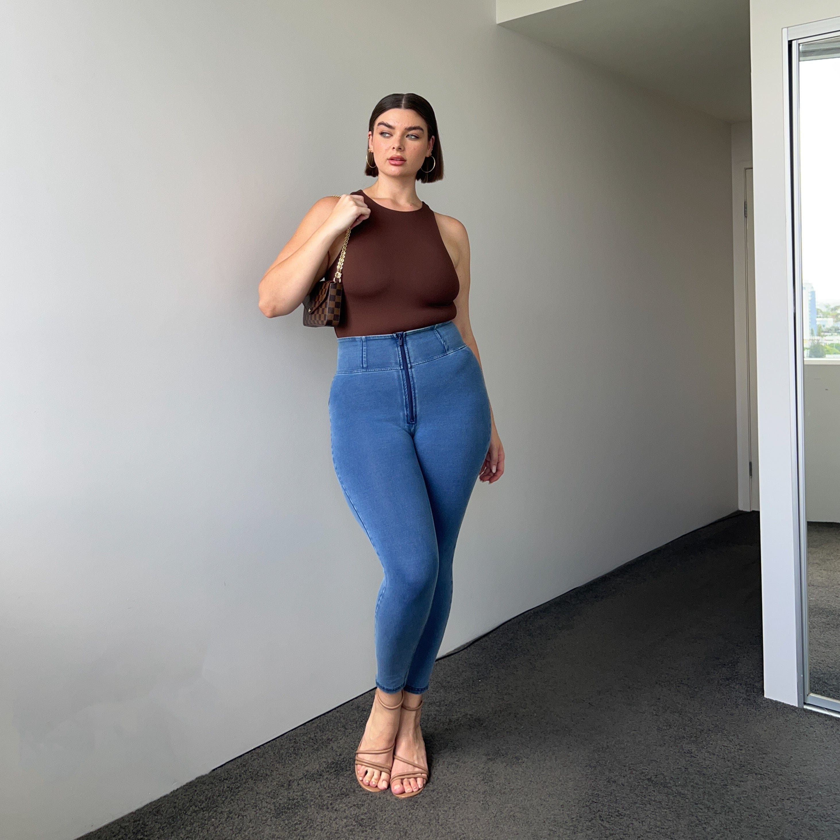 بنطال جينز WR.UP® Curvy - بسحاب وخصر عالٍ - طول 7/8 - أزرق فاتح مع خياطة زرقاء